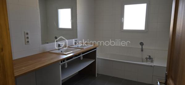 Agréable maison de plain-pied, idéale pour une famille dans un environnement calme à proximité des commodités.
A l'extérieur, vous profiterez d'une agréable terrasse, d'une piscine équipée d'une pompe à chaleur parfaite pour prolonger les baignades dès les beaux jours. Le terrain est entièrement clôturé avec portail électrique.  
A l'intérieur la maison offre un salon chaleureux, une cuisine équipée, trois chambres avec espaces fonctionnels et pratiques, une salle de bain et une salle d'eau. Les WC sont alimentés par une cuve à eau.
La maison bénéficie d'un double vitrage PVC, d'un chauffage mixte associant bois et électricité. 
Un chalet de jardin avec électricité, une cave et un adoucisseur d'eau viennent compléter les prestations de ce bien. L'assainissement est assuré par une fosse septique.