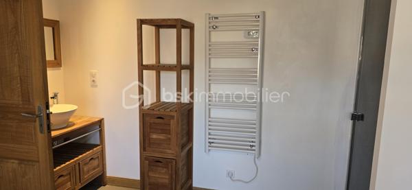 Agréable maison de plain-pied, idéale pour une famille dans un environnement calme à proximité des commodités.
A l'extérieur, vous profiterez d'une agréable terrasse, d'une piscine équipée d'une pompe à chaleur parfaite pour prolonger les baignades dès les beaux jours. Le terrain est entièrement clôturé avec portail électrique.  
A l'intérieur la maison offre un salon chaleureux, une cuisine équipée, trois chambres avec espaces fonctionnels et pratiques, une salle de bain et une salle d'eau. Les WC sont alimentés par une cuve à eau.
La maison bénéficie d'un double vitrage PVC, d'un chauffage mixte associant bois et électricité. 
Un chalet de jardin avec électricité, une cave et un adoucisseur d'eau viennent compléter les prestations de ce bien. L'assainissement est assuré par une fosse septique.