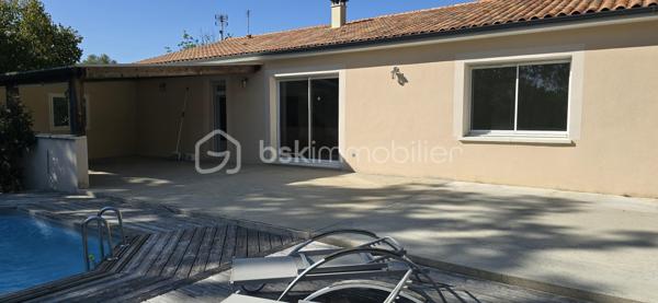 Agréable maison de plain-pied, idéale pour une famille dans un environnement calme à proximité des commodités.
A l'extérieur, vous profiterez d'une agréable terrasse, d'une piscine équipée d'une pompe à chaleur parfaite pour prolonger les baignades dès les beaux jours. Le terrain est entièrement clôturé avec portail électrique.  
A l'intérieur la maison offre un salon chaleureux, une cuisine équipée, trois chambres avec espaces fonctionnels et pratiques, une salle de bain et une salle d'eau. Les WC sont alimentés par une cuve à eau.
La maison bénéficie d'un double vitrage PVC, d'un chauffage mixte associant bois et électricité. 
Un chalet de jardin avec électricité, une cave et un adoucisseur d'eau viennent compléter les prestations de ce bien. L'assainissement est assuré par une fosse septique.