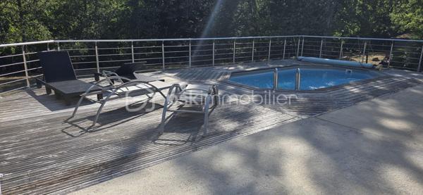 Agréable maison de plain-pied, idéale pour une famille dans un environnement calme à proximité des commodités.
A l'extérieur, vous profiterez d'une agréable terrasse, d'une piscine équipée d'une pompe à chaleur parfaite pour prolonger les baignades dès les beaux jours. Le terrain est entièrement clôturé avec portail électrique.  
A l'intérieur la maison offre un salon chaleureux, une cuisine équipée, trois chambres avec espaces fonctionnels et pratiques, une salle de bain et une salle d'eau. Les WC sont alimentés par une cuve à eau.
La maison bénéficie d'un double vitrage PVC, d'un chauffage mixte associant bois et électricité. 
Un chalet de jardin avec électricité, une cave et un adoucisseur d'eau viennent compléter les prestations de ce bien. L'assainissement est assuré par une fosse septique.