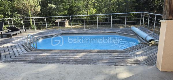 Agréable maison de plain-pied, idéale pour une famille dans un environnement calme à proximité des commodités.
A l'extérieur, vous profiterez d'une agréable terrasse, d'une piscine équipée d'une pompe à chaleur parfaite pour prolonger les baignades dès les beaux jours. Le terrain est entièrement clôturé avec portail électrique.  
A l'intérieur la maison offre un salon chaleureux, une cuisine équipée, trois chambres avec espaces fonctionnels et pratiques, une salle de bain et une salle d'eau. Les WC sont alimentés par une cuve à eau.
La maison bénéficie d'un double vitrage PVC, d'un chauffage mixte associant bois et électricité. 
Un chalet de jardin avec électricité, une cave et un adoucisseur d'eau viennent compléter les prestations de ce bien. L'assainissement est assuré par une fosse septique.