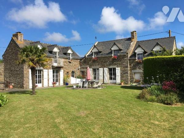 Maison de charme, au calme, exposée sud en façade, comprenant, sur partie gauche : cuisine amén...