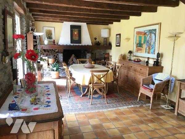 Maison de charme, au calme, exposée sud en façade, comprenant, sur partie gauche : cuisine amén...