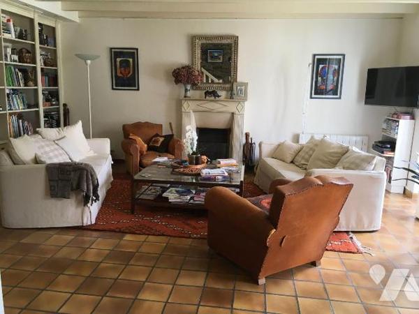 Maison de charme, au calme, exposée sud en façade, comprenant, sur partie gauche : cuisine amén...