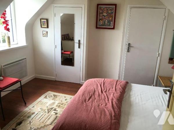 Maison de charme, au calme, exposée sud en façade, comprenant, sur partie gauche : cuisine amén...