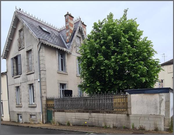 Maison à BRESSUIRE, 79300 - 10 pièces 160m²