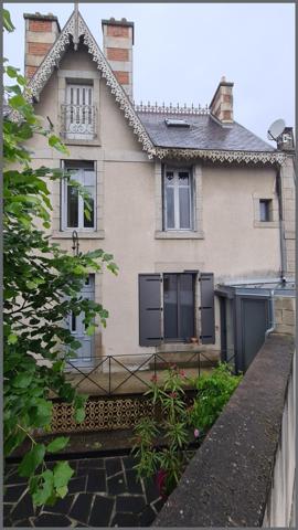 Maison à BRESSUIRE, 79300 - 10 pièces 160m²