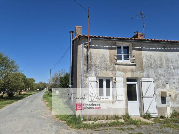 A VENDRE aux Herbiers, Maison à rénover de 51 m2 env avec 1 chambre et un garage sur un terrain de 385 m2 env