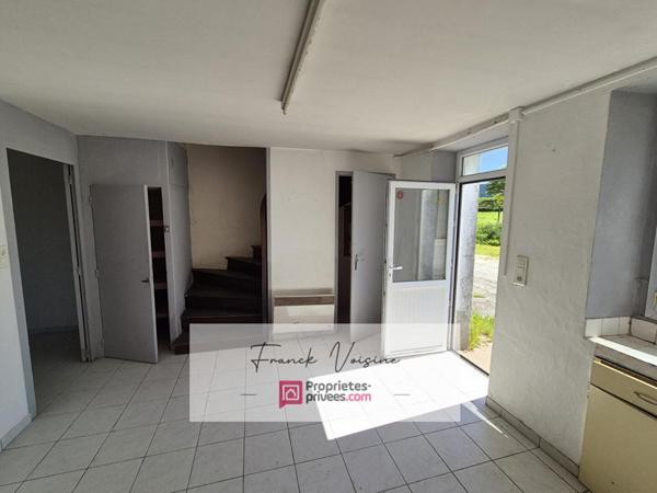 A VENDRE aux Herbiers, Maison à rénover de 51 m2 env avec 1 chambre et un garage sur un terrain de 385 m2 env