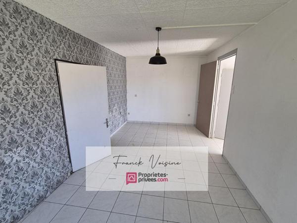 A VENDRE aux Herbiers, Maison à rénover de 51 m2 env avec 1 chambre et un garage sur un terrain de 385 m2 env