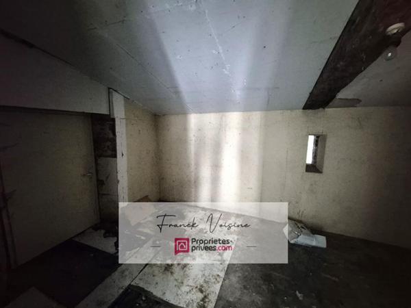A VENDRE aux Herbiers, Maison à rénover de 51 m2 env avec 1 chambre et un garage sur un terrain de 385 m2 env