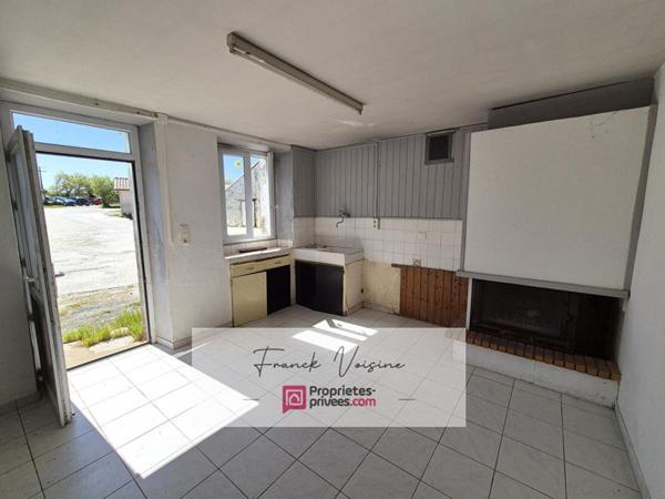 A VENDRE aux Herbiers, Maison à rénover de 51 m2 env avec 1 chambre et un garage sur un terrain de 385 m2 env