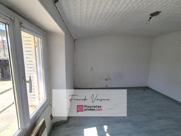 A VENDRE aux Herbiers, Maison à rénover de 51 m2 env avec 1 chambre et un garage sur un terrain de 385 m2 env