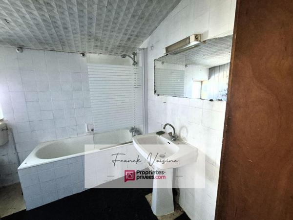 A VENDRE aux Herbiers, Maison à rénover de 51 m2 env avec 1 chambre et un garage sur un terrain de 385 m2 env