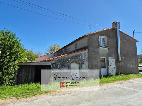 A VENDRE aux Herbiers, Maison à rénover de 51 m2 env avec 1 chambre et un garage sur un terrain de 385 m2 env