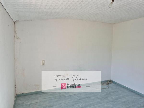 A VENDRE aux Herbiers, Maison à rénover de 51 m2 env avec 1 chambre et un garage sur un terrain de 385 m2 env