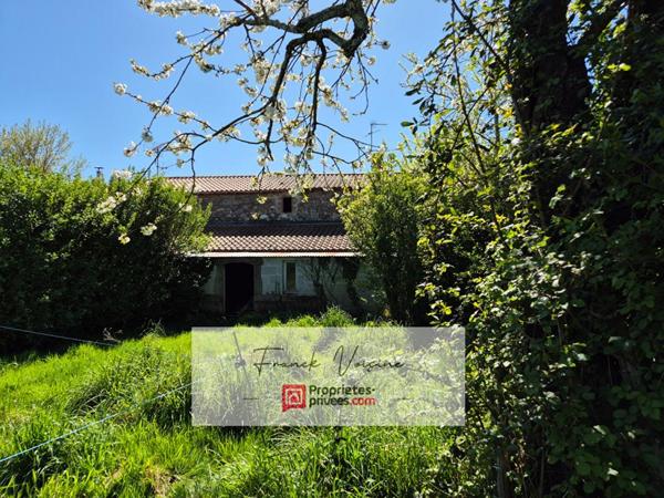 A VENDRE aux Herbiers, Maison à rénover de 51 m2 env avec 1 chambre et un garage sur un terrain de 385 m2 env