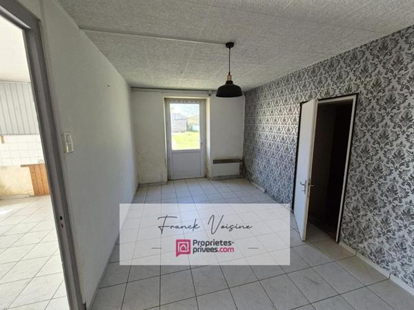 A VENDRE aux Herbiers, Maison à rénover de 51 m2 env avec 1 chambre et un garage sur un terrain de 385 m2 env