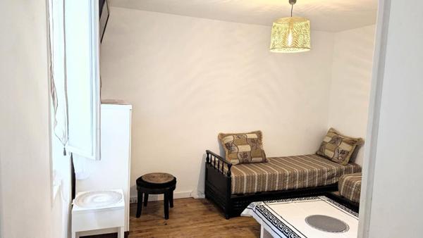 STUDIO F1 de 22m2, une cuisine séparée, une salle et WC .