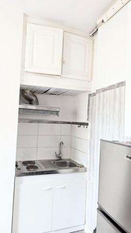 STUDIO F1 de 22m2, une cuisine séparée, une salle et WC .