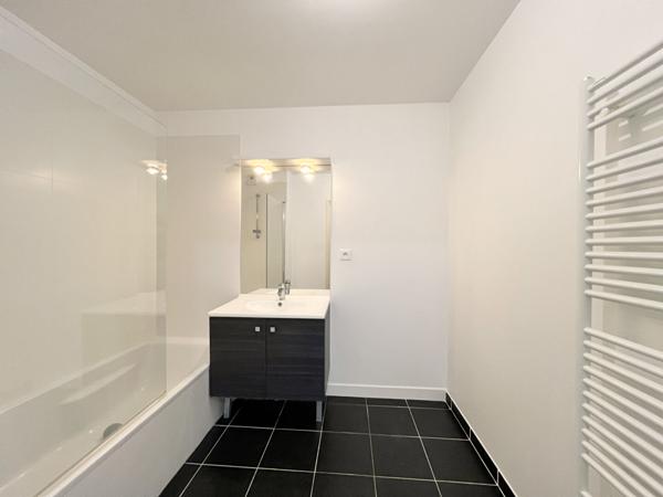 HYERES - Résidence récente - Appartement T3 - Double parking en sous-sol