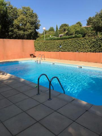 A LOUER APPARTEMENT T3 AVEC TERRASSE, GARAGE ET PISCINE Résidence les Arbousiers