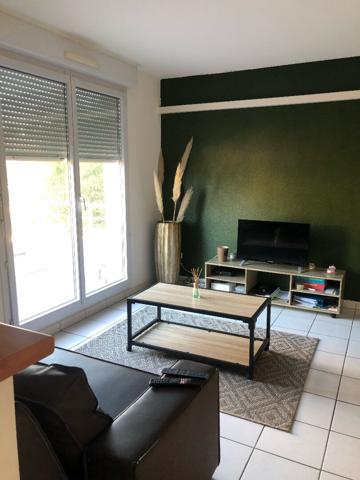 A LOUER APPARTEMENT T3 AVEC TERRASSE, GARAGE ET PISCINE Résidence les Arbousiers