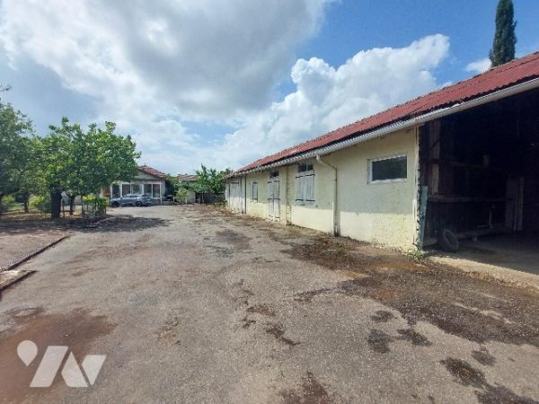 SAINT-GAUDENS, ensemble immobilier composé d'une habitation principale et de nombreuses dépendances.