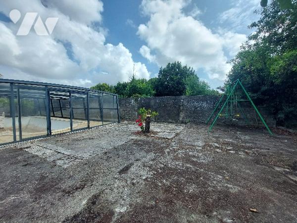 SAINT-GAUDENS, ensemble immobilier composé d'une habitation principale et de nombreuses dépendances.