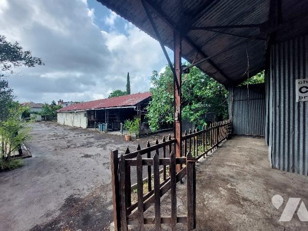 SAINT-GAUDENS, ensemble immobilier composé d'une habitation principale et de nombreuses dépendances.