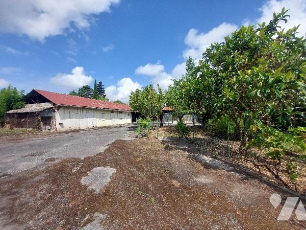 SAINT-GAUDENS, ensemble immobilier composé d'une habitation principale et de nombreuses dépendances.
