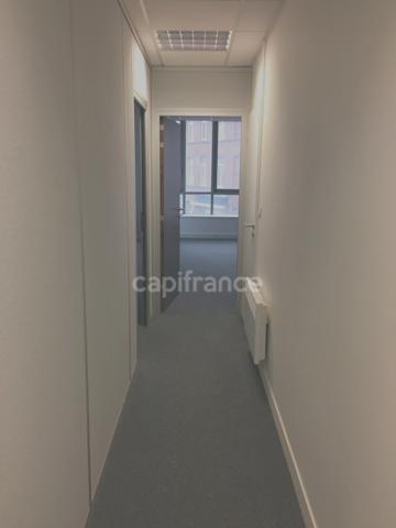 Dpt Nord (59), à vendre ROUBAIX immeuble de rapport Bureau 67m2 centre-ville en zone franche et QQPV au pied des transports .