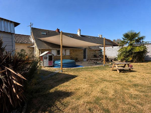 Maison en pierre mitoyenne avec cour, jardin clos, terrasse et garage