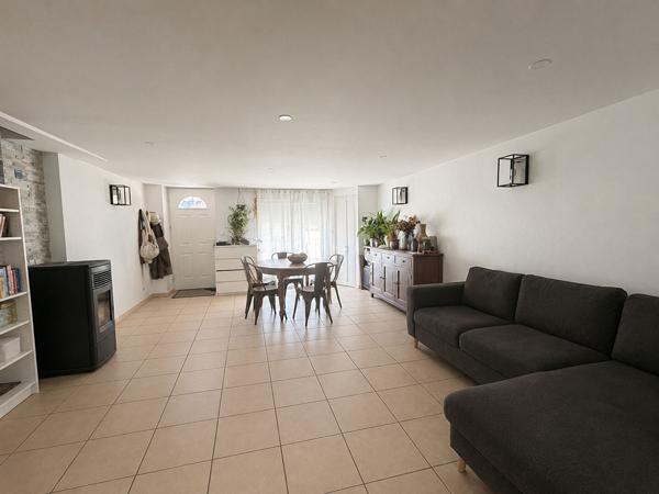 Maison en pierre mitoyenne avec cour, jardin clos, terrasse et garage