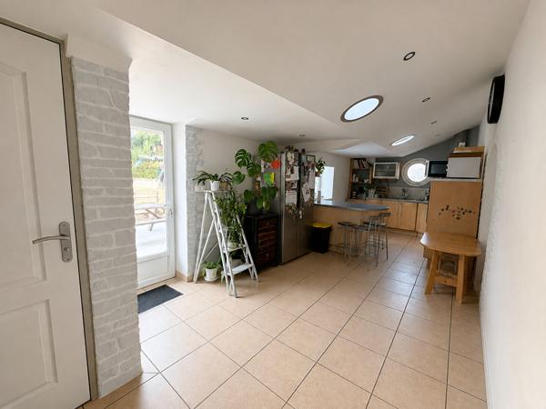 Maison en pierre mitoyenne avec cour, jardin clos, terrasse et garage