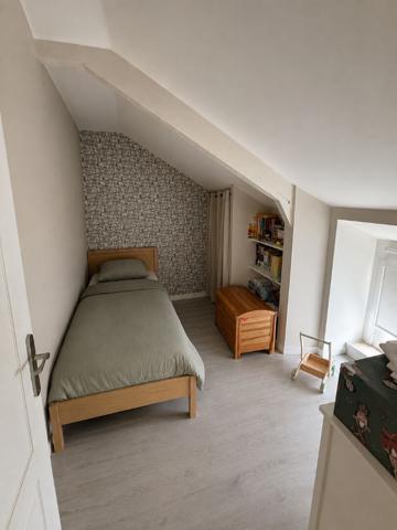 Maison en pierre mitoyenne avec cour, jardin clos, terrasse et garage