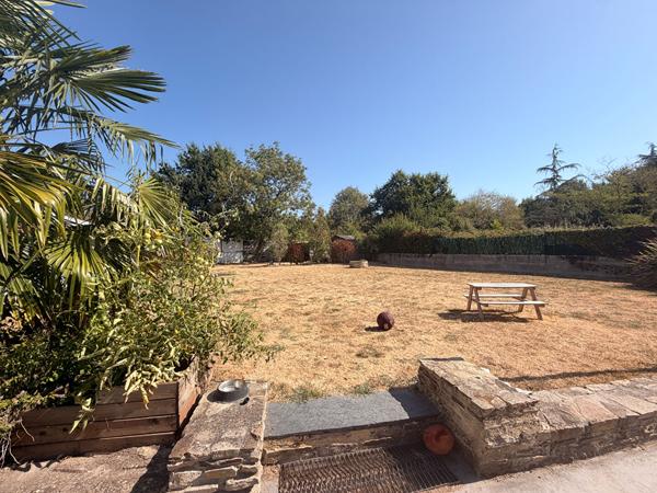 Maison en pierre mitoyenne avec cour, jardin clos, terrasse et garage