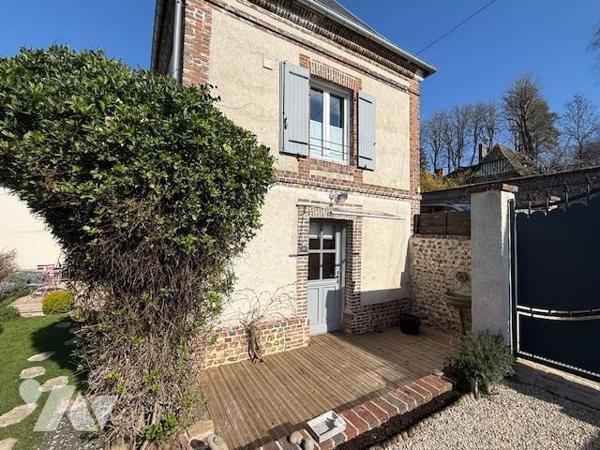 St Pierre de Cernières, jolie maison atypique joliment rénovée aux prestations de qualités