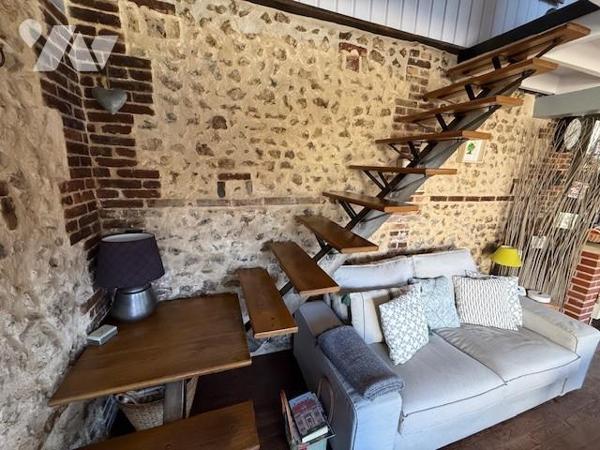 St Pierre de Cernières, jolie maison atypique joliment rénovée aux prestations de qualités