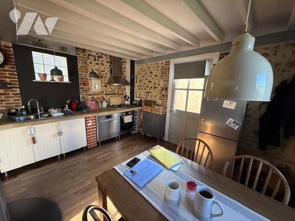 St Pierre de Cernières, jolie maison atypique joliment rénovée aux prestations de qualités