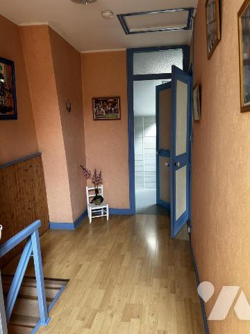 harmante maison avec jardin, dépendance et deux garages –