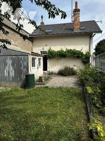 harmante maison avec jardin, dépendance et deux garages –