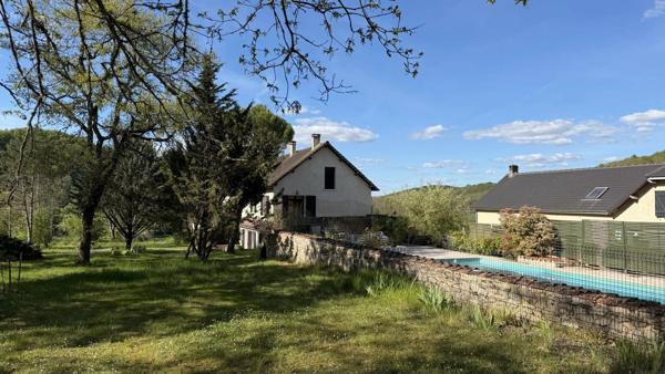 Vente                                                      Maison
                        
                                         460 m2                     à Gourdon