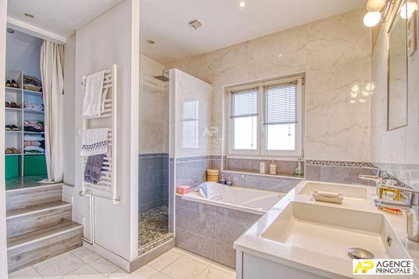 Versailles Butte Montbauron maison 7 pièces 225 m² habitables sur parcelle de 821 m² avec garage 2 voitures €2 250 000 ** - Référence 27880