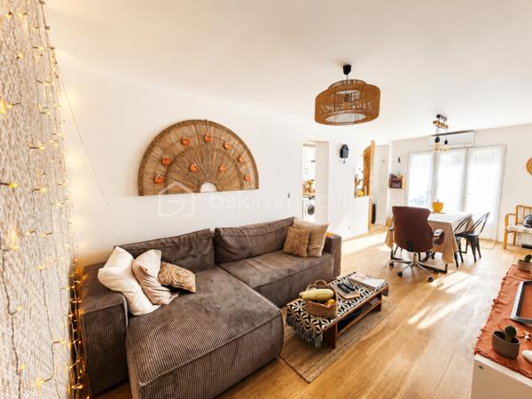 AIX-EN-PROVENCE – Entre Venelles et Puyricard, dans un environnement campagne particulièrement paisible, découvrez ce magnifique appartement de plain-pied entièrement rénové en 2023, niché au sein d’une petite copropriété confidentielle de seulement cinq logements bénéficiant d’une piscine.

Dès les premiers instants, l’atmosphère chaleureuse et les prestations soignées séduisent immédiatement. La pièce de vie, baignée de lumière et habillée d’un élégant parquet massif, accueille un espace salon-salle à manger convivial. La cuisine semi-ouverte, aménagée et équipée avec goût, s’intègre parfaitement à l’ensemble.

L’espace nuit se compose d’une belle chambre climatisée d’environ 15 m², agrémentée d’un revêtement en jonc de mer apportant une touche naturelle et raffinée. Un dressing ainsi qu’un espace supplémentaire pouvant faire office de bureau viennent compléter cet espace particulièrement confortable.

La salle d’eau, réalisée avec de superbes finitions en travertin, offre une ambiance à la fois élégante et contemporaine. Un WC indépendant complète l’ensemble.

À l’extérieur, un agréable jardin intimiste, soigneusement arboré et préservé des regards, permet de profiter pleinement des beaux jours. Un abri bois apporte une solution de rangement pratique, tandis qu’une dépendance indépendante d’environ 13 m² laisse libre cours à différents projets : atelier, pièce dédiée aux loisirs.

Deux places de stationnement privatives accompagnent ce bien aux prestations de qualité.

Ses atouts :
• Rénovation complète réalisée en 2023
• Aucun travaux à prévoir
• Climatisation
• Chauffe-eau thermodynamique
• Faibles charges de copropriété
• Piscine commune
• Excellente performance énergétique avec un DPE classé A

Un bien rare, mêlant charme, confort moderne et douceur de vivre, à seulement quelques minutes du centre historique d’Aix-en-Provence.