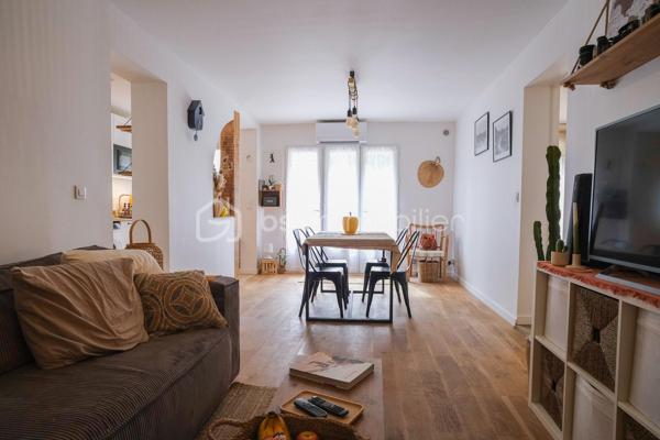 AIX-EN-PROVENCE – Entre Venelles et Puyricard, dans un environnement campagne particulièrement paisible, découvrez ce magnifique appartement de plain-pied entièrement rénové en 2023, niché au sein d’une petite copropriété confidentielle de seulement cinq logements bénéficiant d’une piscine.

Dès les premiers instants, l’atmosphère chaleureuse et les prestations soignées séduisent immédiatement. La pièce de vie, baignée de lumière et habillée d’un élégant parquet massif, accueille un espace salon-salle à manger convivial. La cuisine semi-ouverte, aménagée et équipée avec goût, s’intègre parfaitement à l’ensemble.

L’espace nuit se compose d’une belle chambre climatisée d’environ 15 m², agrémentée d’un revêtement en jonc de mer apportant une touche naturelle et raffinée. Un dressing ainsi qu’un espace supplémentaire pouvant faire office de bureau viennent compléter cet espace particulièrement confortable.

La salle d’eau, réalisée avec de superbes finitions en travertin, offre une ambiance à la fois élégante et contemporaine. Un WC indépendant complète l’ensemble.

À l’extérieur, un agréable jardin intimiste, soigneusement arboré et préservé des regards, permet de profiter pleinement des beaux jours. Un abri bois apporte une solution de rangement pratique, tandis qu’une dépendance indépendante d’environ 13 m² laisse libre cours à différents projets : atelier, pièce dédiée aux loisirs.

Deux places de stationnement privatives accompagnent ce bien aux prestations de qualité.

Ses atouts :
• Rénovation complète réalisée en 2023
• Aucun travaux à prévoir
• Climatisation
• Chauffe-eau thermodynamique
• Faibles charges de copropriété
• Piscine commune
• Excellente performance énergétique avec un DPE classé A

Un bien rare, mêlant charme, confort moderne et douceur de vivre, à seulement quelques minutes du centre historique d’Aix-en-Provence.