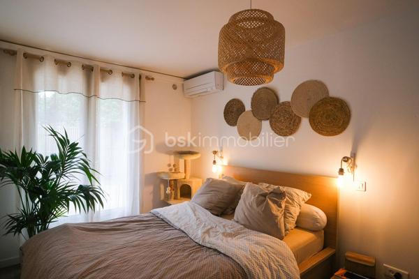 AIX-EN-PROVENCE – Entre Venelles et Puyricard, dans un environnement campagne particulièrement paisible, découvrez ce magnifique appartement de plain-pied entièrement rénové en 2023, niché au sein d’une petite copropriété confidentielle de seulement cinq logements bénéficiant d’une piscine.

Dès les premiers instants, l’atmosphère chaleureuse et les prestations soignées séduisent immédiatement. La pièce de vie, baignée de lumière et habillée d’un élégant parquet massif, accueille un espace salon-salle à manger convivial. La cuisine semi-ouverte, aménagée et équipée avec goût, s’intègre parfaitement à l’ensemble.

L’espace nuit se compose d’une belle chambre climatisée d’environ 15 m², agrémentée d’un revêtement en jonc de mer apportant une touche naturelle et raffinée. Un dressing ainsi qu’un espace supplémentaire pouvant faire office de bureau viennent compléter cet espace particulièrement confortable.

La salle d’eau, réalisée avec de superbes finitions en travertin, offre une ambiance à la fois élégante et contemporaine. Un WC indépendant complète l’ensemble.

À l’extérieur, un agréable jardin intimiste, soigneusement arboré et préservé des regards, permet de profiter pleinement des beaux jours. Un abri bois apporte une solution de rangement pratique, tandis qu’une dépendance indépendante d’environ 13 m² laisse libre cours à différents projets : atelier, pièce dédiée aux loisirs.

Deux places de stationnement privatives accompagnent ce bien aux prestations de qualité.

Ses atouts :
• Rénovation complète réalisée en 2023
• Aucun travaux à prévoir
• Climatisation
• Chauffe-eau thermodynamique
• Faibles charges de copropriété
• Piscine commune
• Excellente performance énergétique avec un DPE classé A

Un bien rare, mêlant charme, confort moderne et douceur de vivre, à seulement quelques minutes du centre historique d’Aix-en-Provence.