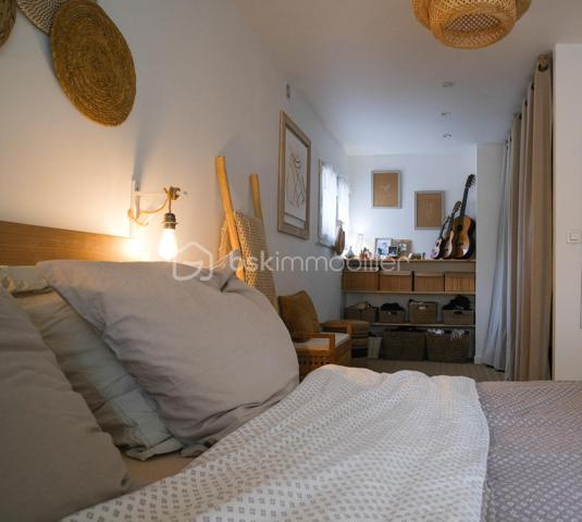 AIX-EN-PROVENCE – Entre Venelles et Puyricard, dans un environnement campagne particulièrement paisible, découvrez ce magnifique appartement de plain-pied entièrement rénové en 2023, niché au sein d’une petite copropriété confidentielle de seulement cinq logements bénéficiant d’une piscine.

Dès les premiers instants, l’atmosphère chaleureuse et les prestations soignées séduisent immédiatement. La pièce de vie, baignée de lumière et habillée d’un élégant parquet massif, accueille un espace salon-salle à manger convivial. La cuisine semi-ouverte, aménagée et équipée avec goût, s’intègre parfaitement à l’ensemble.

L’espace nuit se compose d’une belle chambre climatisée d’environ 15 m², agrémentée d’un revêtement en jonc de mer apportant une touche naturelle et raffinée. Un dressing ainsi qu’un espace supplémentaire pouvant faire office de bureau viennent compléter cet espace particulièrement confortable.

La salle d’eau, réalisée avec de superbes finitions en travertin, offre une ambiance à la fois élégante et contemporaine. Un WC indépendant complète l’ensemble.

À l’extérieur, un agréable jardin intimiste, soigneusement arboré et préservé des regards, permet de profiter pleinement des beaux jours. Un abri bois apporte une solution de rangement pratique, tandis qu’une dépendance indépendante d’environ 13 m² laisse libre cours à différents projets : atelier, pièce dédiée aux loisirs.

Deux places de stationnement privatives accompagnent ce bien aux prestations de qualité.

Ses atouts :
• Rénovation complète réalisée en 2023
• Aucun travaux à prévoir
• Climatisation
• Chauffe-eau thermodynamique
• Faibles charges de copropriété
• Piscine commune
• Excellente performance énergétique avec un DPE classé A

Un bien rare, mêlant charme, confort moderne et douceur de vivre, à seulement quelques minutes du centre historique d’Aix-en-Provence.