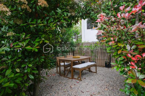 AIX-EN-PROVENCE – Entre Venelles et Puyricard, dans un environnement campagne particulièrement paisible, découvrez ce magnifique appartement de plain-pied entièrement rénové en 2023, niché au sein d’une petite copropriété confidentielle de seulement cinq logements bénéficiant d’une piscine.

Dès les premiers instants, l’atmosphère chaleureuse et les prestations soignées séduisent immédiatement. La pièce de vie, baignée de lumière et habillée d’un élégant parquet massif, accueille un espace salon-salle à manger convivial. La cuisine semi-ouverte, aménagée et équipée avec goût, s’intègre parfaitement à l’ensemble.

L’espace nuit se compose d’une belle chambre climatisée d’environ 15 m², agrémentée d’un revêtement en jonc de mer apportant une touche naturelle et raffinée. Un dressing ainsi qu’un espace supplémentaire pouvant faire office de bureau viennent compléter cet espace particulièrement confortable.

La salle d’eau, réalisée avec de superbes finitions en travertin, offre une ambiance à la fois élégante et contemporaine. Un WC indépendant complète l’ensemble.

À l’extérieur, un agréable jardin intimiste, soigneusement arboré et préservé des regards, permet de profiter pleinement des beaux jours. Un abri bois apporte une solution de rangement pratique, tandis qu’une dépendance indépendante d’environ 13 m² laisse libre cours à différents projets : atelier, pièce dédiée aux loisirs.

Deux places de stationnement privatives accompagnent ce bien aux prestations de qualité.

Ses atouts :
• Rénovation complète réalisée en 2023
• Aucun travaux à prévoir
• Climatisation
• Chauffe-eau thermodynamique
• Faibles charges de copropriété
• Piscine commune
• Excellente performance énergétique avec un DPE classé A

Un bien rare, mêlant charme, confort moderne et douceur de vivre, à seulement quelques minutes du centre historique d’Aix-en-Provence.