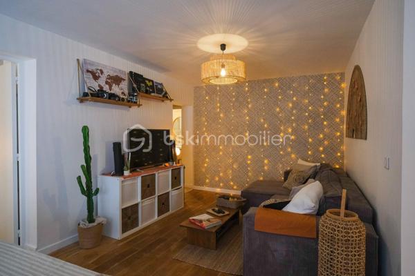 AIX-EN-PROVENCE – Entre Venelles et Puyricard, dans un environnement campagne particulièrement paisible, découvrez ce magnifique appartement de plain-pied entièrement rénové en 2023, niché au sein d’une petite copropriété confidentielle de seulement cinq logements bénéficiant d’une piscine.

Dès les premiers instants, l’atmosphère chaleureuse et les prestations soignées séduisent immédiatement. La pièce de vie, baignée de lumière et habillée d’un élégant parquet massif, accueille un espace salon-salle à manger convivial. La cuisine semi-ouverte, aménagée et équipée avec goût, s’intègre parfaitement à l’ensemble.

L’espace nuit se compose d’une belle chambre climatisée d’environ 15 m², agrémentée d’un revêtement en jonc de mer apportant une touche naturelle et raffinée. Un dressing ainsi qu’un espace supplémentaire pouvant faire office de bureau viennent compléter cet espace particulièrement confortable.

La salle d’eau, réalisée avec de superbes finitions en travertin, offre une ambiance à la fois élégante et contemporaine. Un WC indépendant complète l’ensemble.

À l’extérieur, un agréable jardin intimiste, soigneusement arboré et préservé des regards, permet de profiter pleinement des beaux jours. Un abri bois apporte une solution de rangement pratique, tandis qu’une dépendance indépendante d’environ 13 m² laisse libre cours à différents projets : atelier, pièce dédiée aux loisirs.

Deux places de stationnement privatives accompagnent ce bien aux prestations de qualité.

Ses atouts :
• Rénovation complète réalisée en 2023
• Aucun travaux à prévoir
• Climatisation
• Chauffe-eau thermodynamique
• Faibles charges de copropriété
• Piscine commune
• Excellente performance énergétique avec un DPE classé A

Un bien rare, mêlant charme, confort moderne et douceur de vivre, à seulement quelques minutes du centre historique d’Aix-en-Provence.